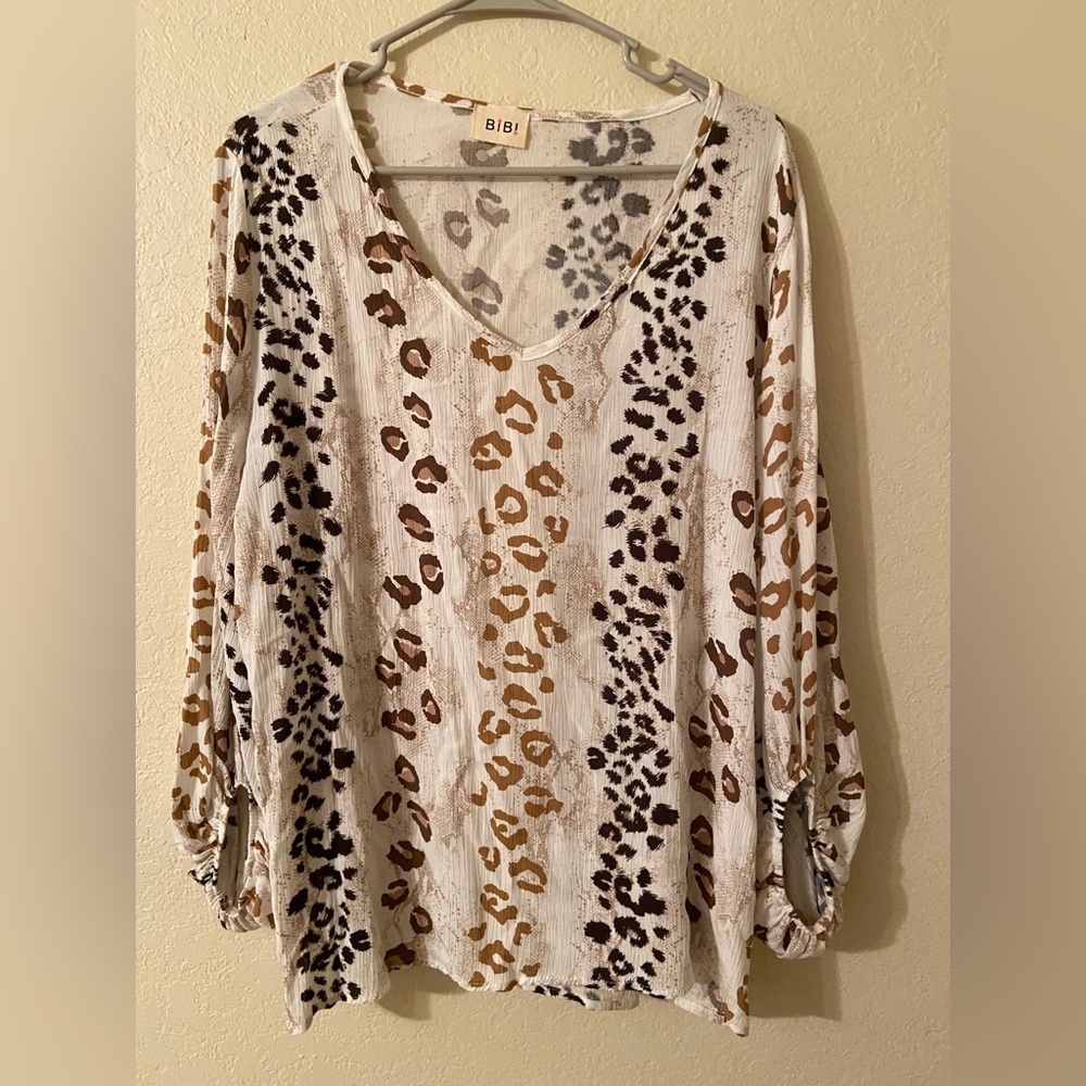BIBI Bibi v-neck, 3/4 sleeve leopard print blouse top size medium